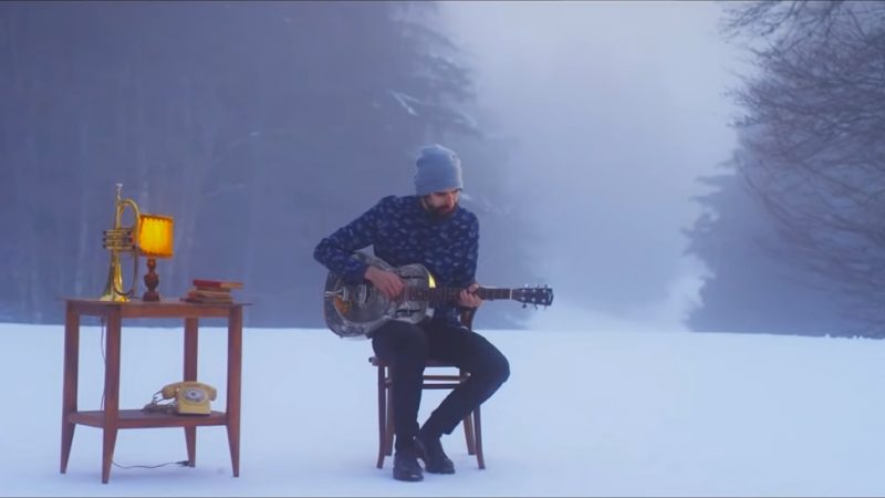 Grimme passe Un manteau pour l&rsquo;hiver