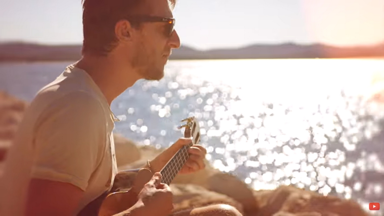Ukulélé et bord de mer pour Émilien Buffa