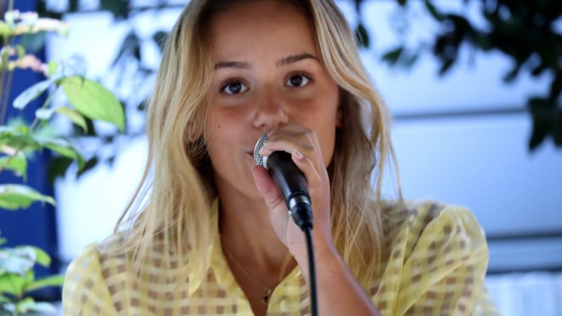 Ilo chante au Mathuzar de Valence Sud