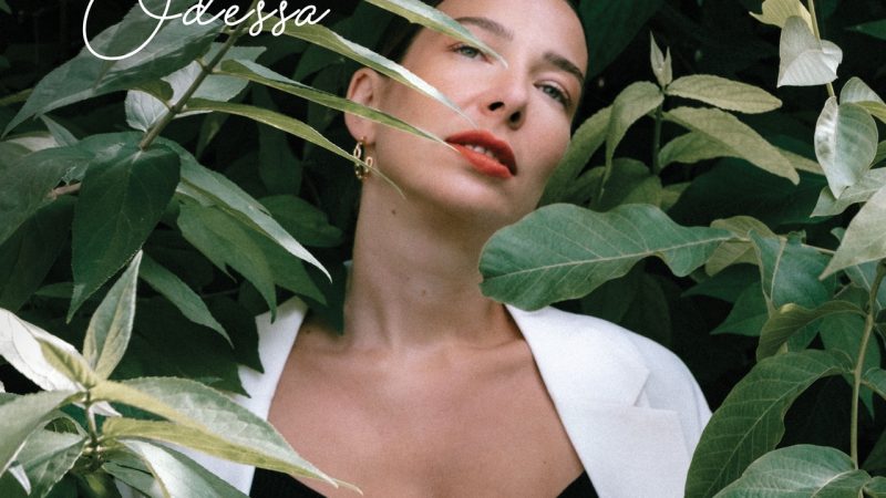 Almée nous invite au voyage et à la découverte