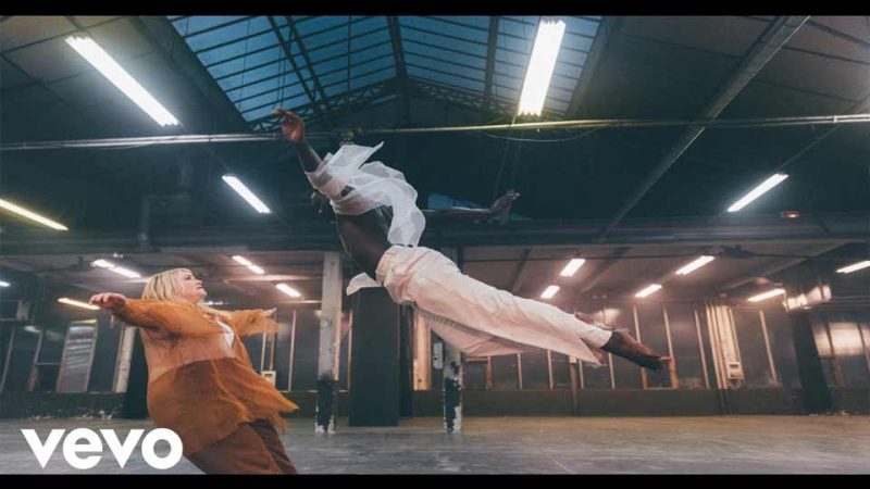 Single : Lola Dubini – Dans le mille