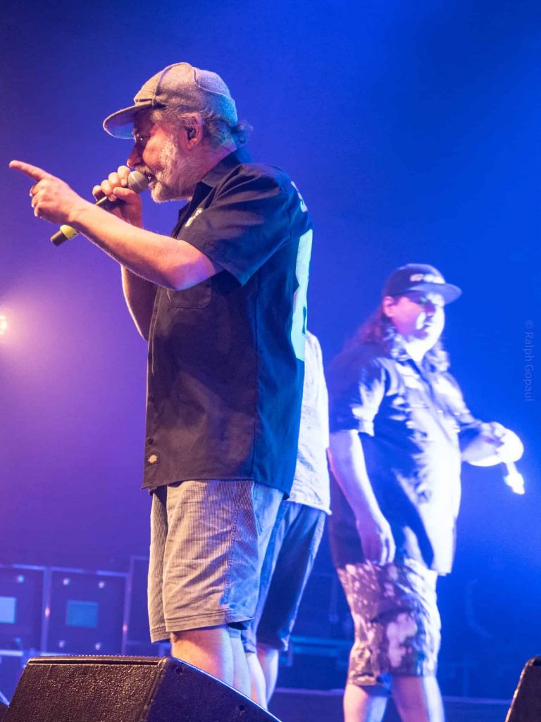 Nikus Pokus (et Gérard Baste en fond) lors du concert Svinkels + Ultramoule au Transbordeur le 14 décembre 2022 Photo par Ralph Gopaul