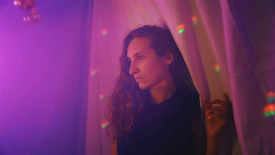 Clip&nbsp;: Adèle Coyo – J&rsquo;attends l&rsquo;été